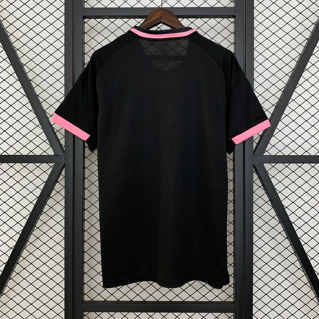 ריאל מדריד חולצת נחש ורודה מהדורה מיוחדת 2025/26
