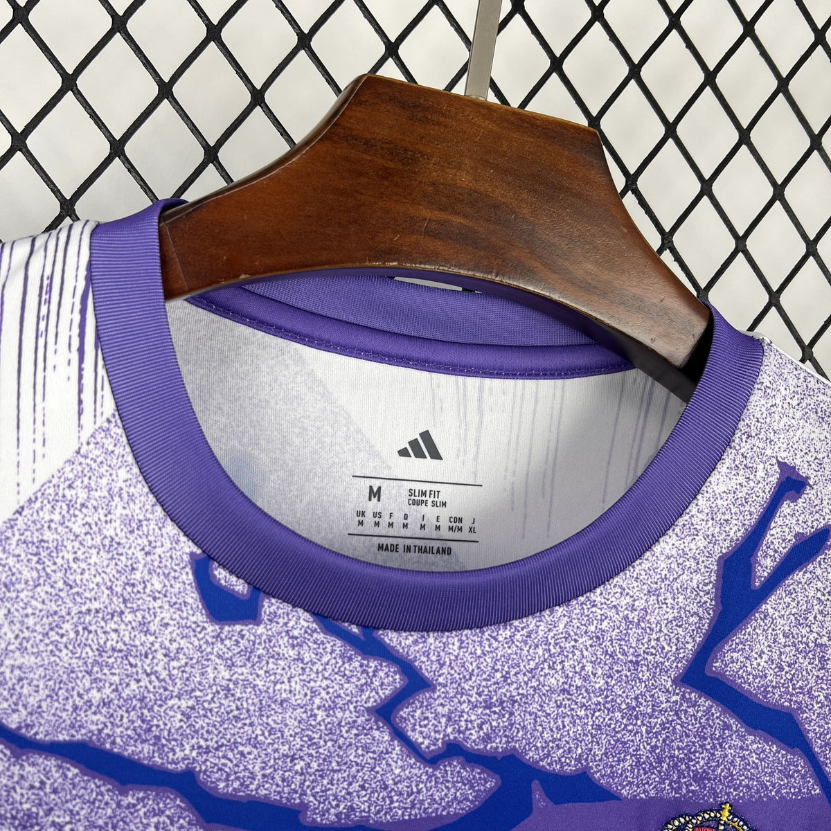 ריאל מדריד חולצת קדם משחק לבנה וסגולה 2025/26
